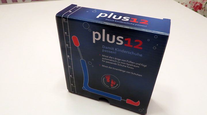 Das plus12 wird in einer kleinen, quadratischen Verpackung geliefert, auf der auch alle wichtigen Informationen über das plus12 zusammengefasst sind.